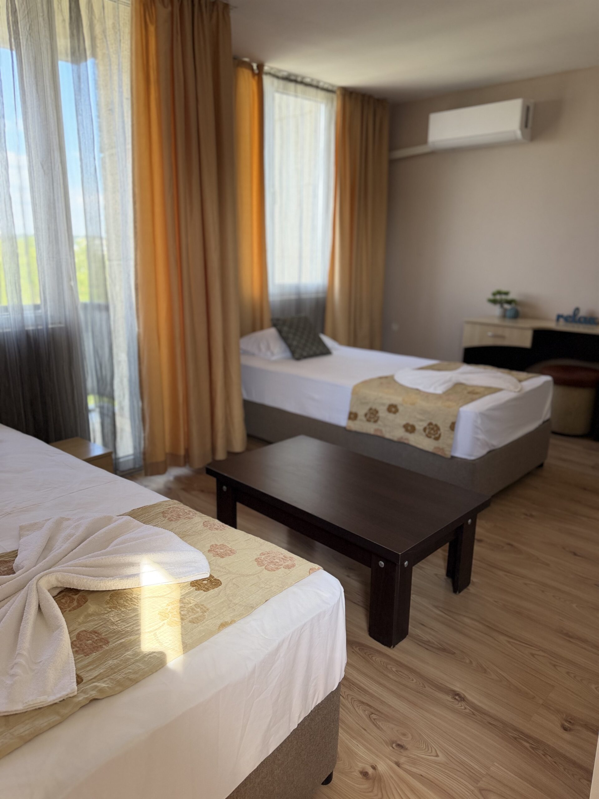 Room with three single beds at Hotel Han Krum