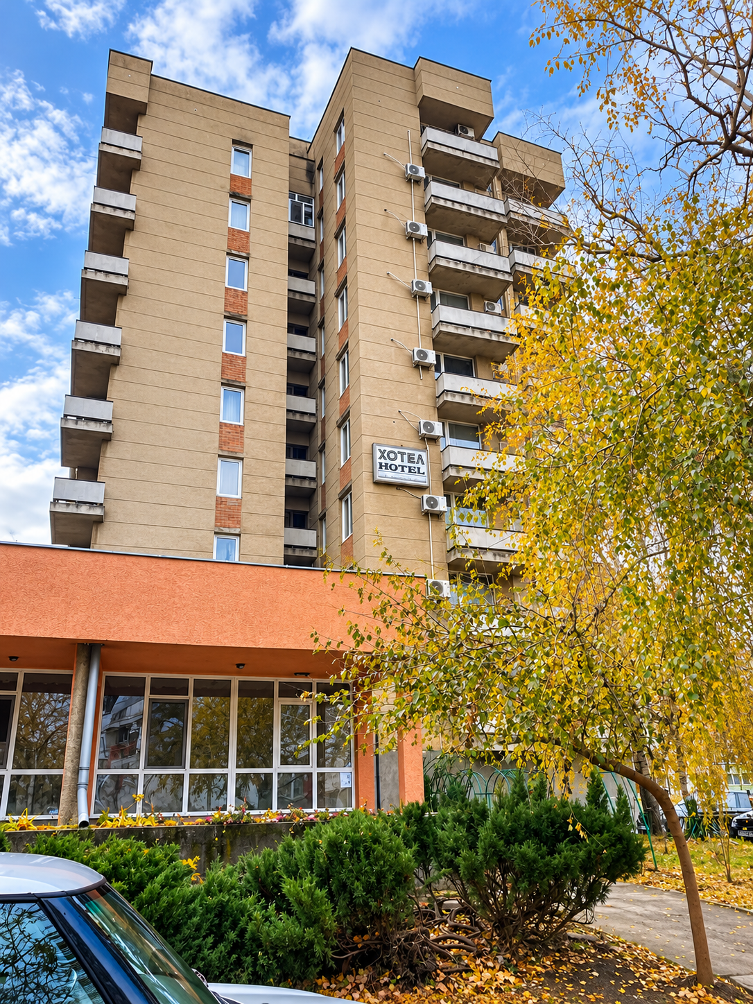 Hotel Han Krum surrounded by autumn greenery