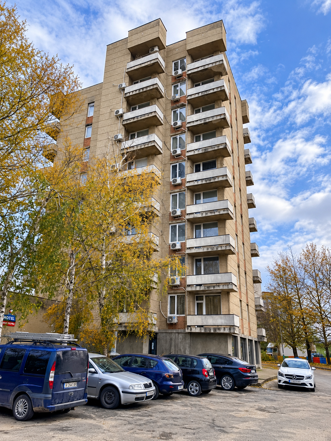 Hotel Han Krum among autumn trees